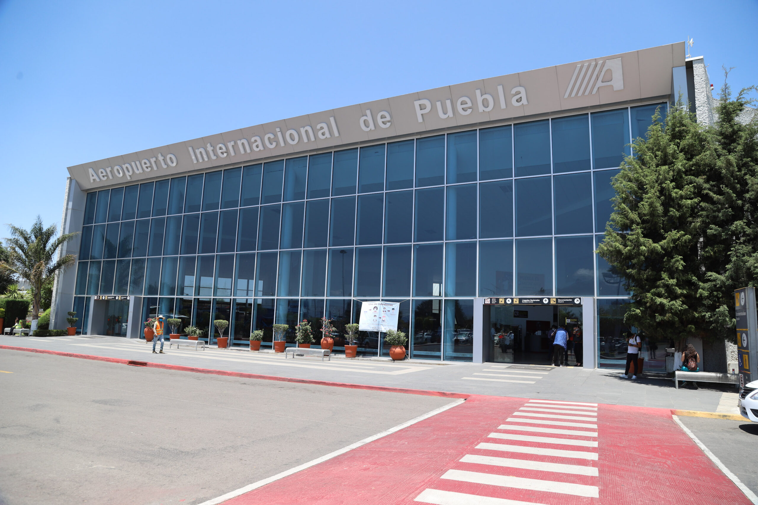 Analizan proyecto para rehabilitar el Aeropuerto Hermanos Serdán en coordinación con SEDENA