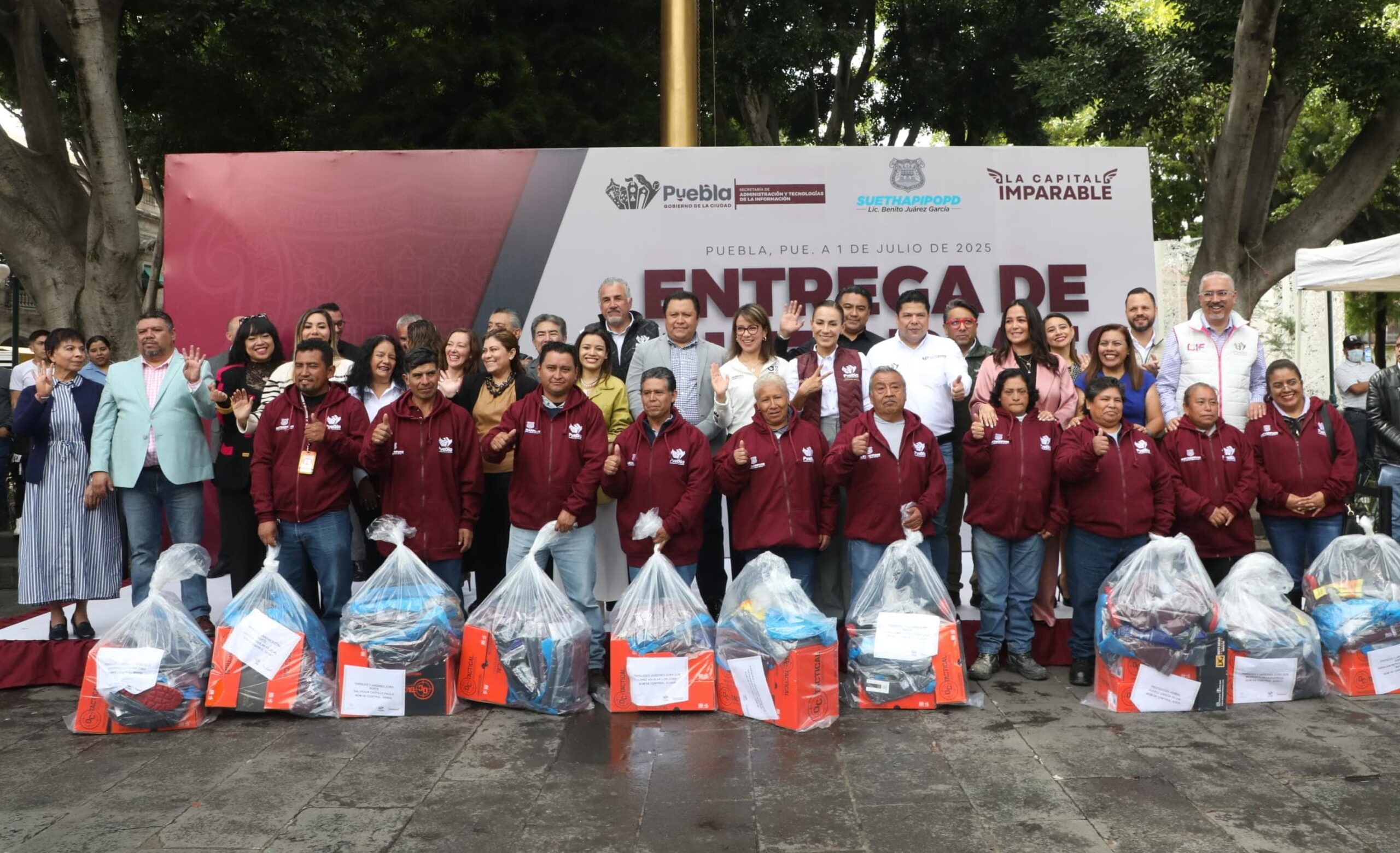 Gobierno de la Ciudad entrega uniformes a más de mil 400 trabajadores sindicalizados