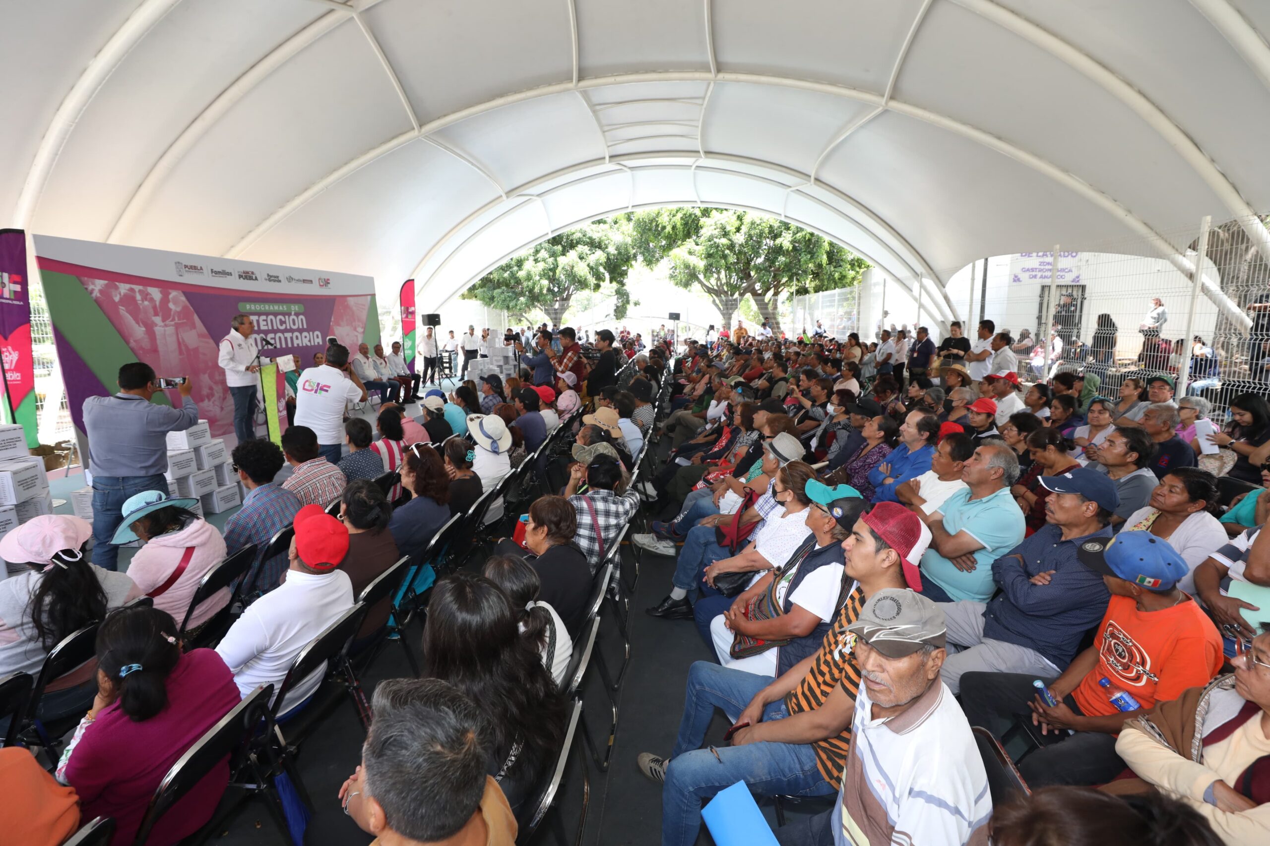 Entregan DIF estatal y municipal 3,500 despensas en Puebla capital
