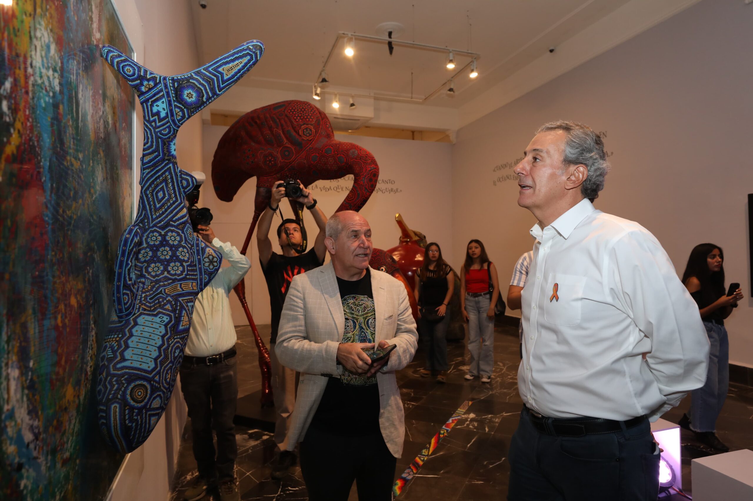 Pepe Chedraui recorre muestra de arte huichol en Palacio Municipal