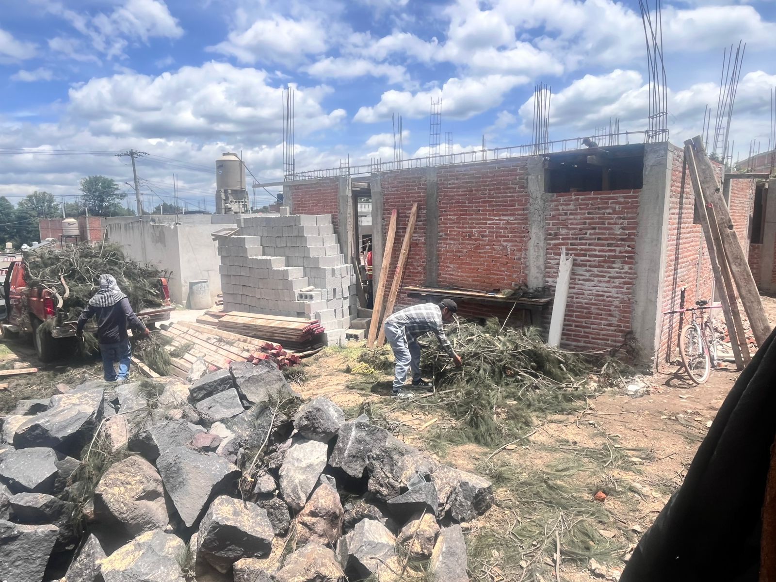 Reconstruye CAPCEE barda perimetral dañada por lluvias en secundaria de Coronango