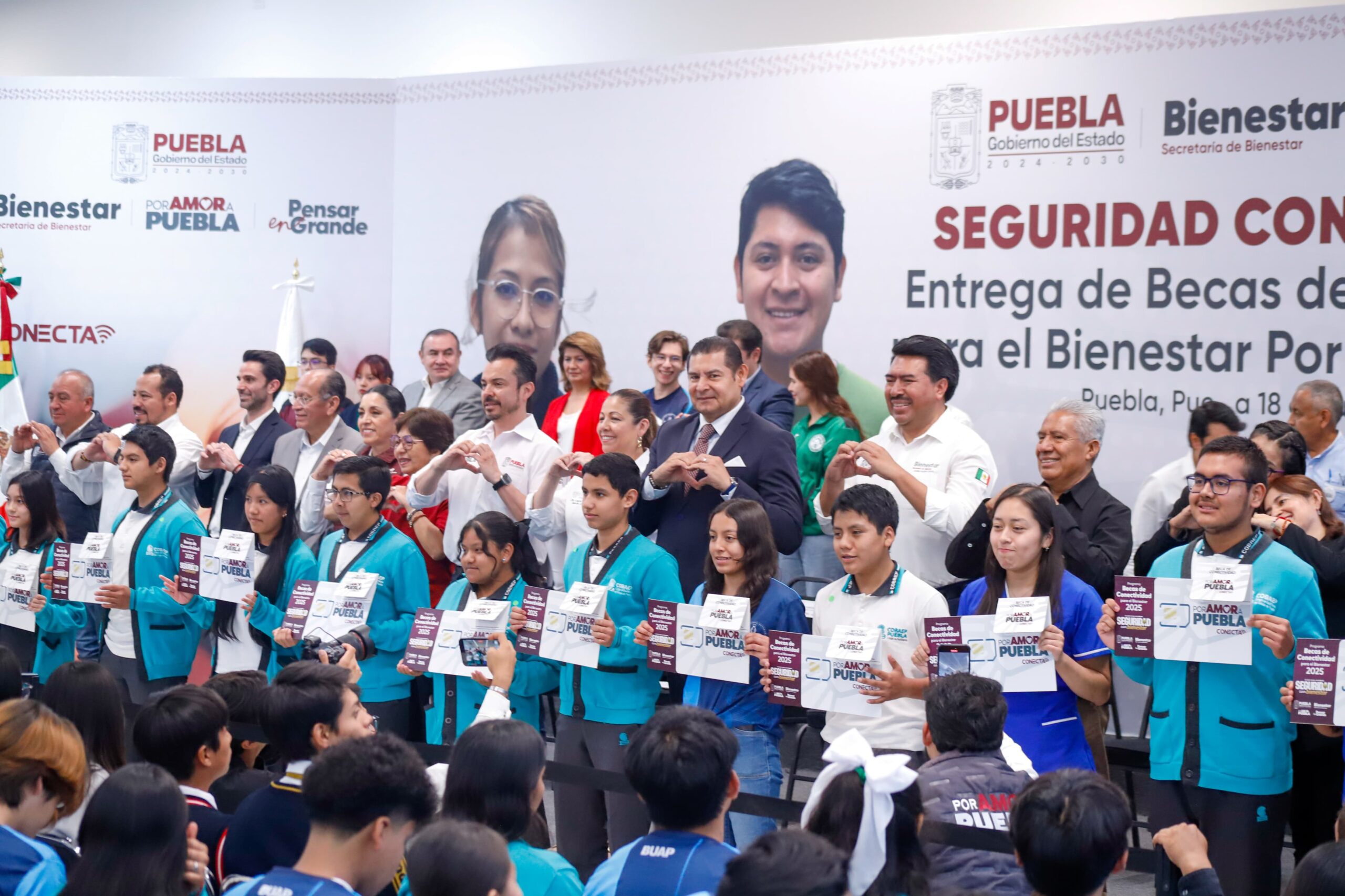 BUAP y Gobierno de Puebla entregan becas de conectividad para reducir brecha digital