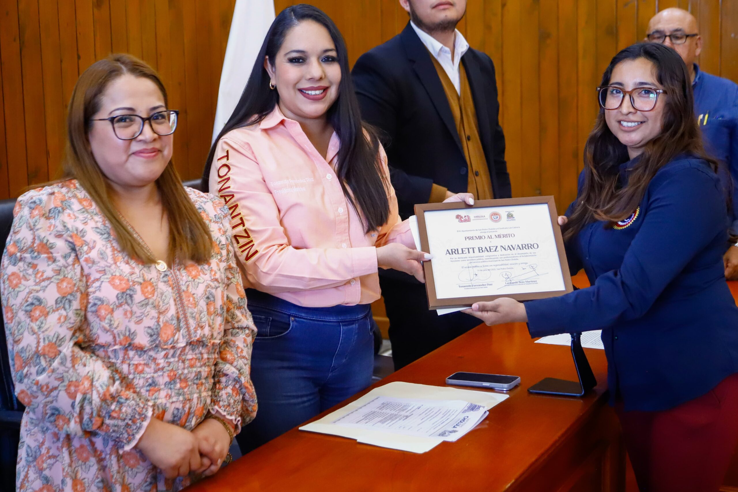 Entrega Tonantzin Fernández becas a cadetes y reconoce a trabajadores municipales en Cholula