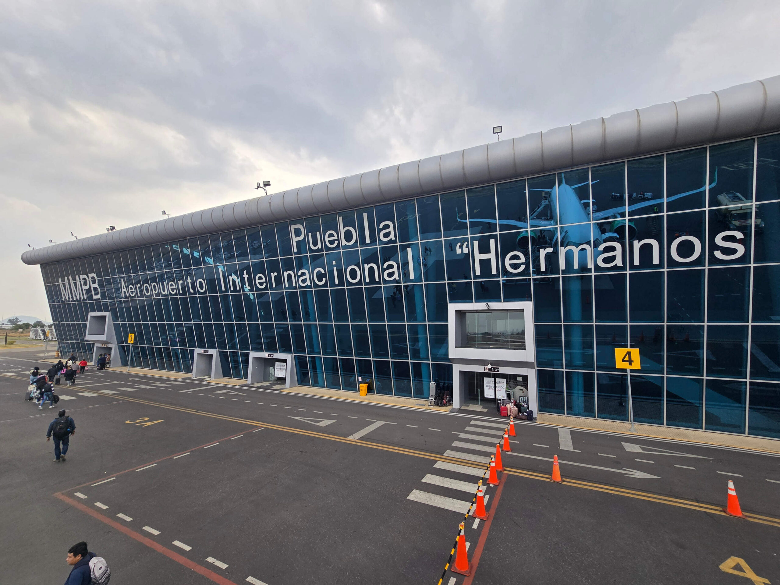Gobierno estatal propone tres nuevos vuelos para el Aeropuerto Hermanos Serdán