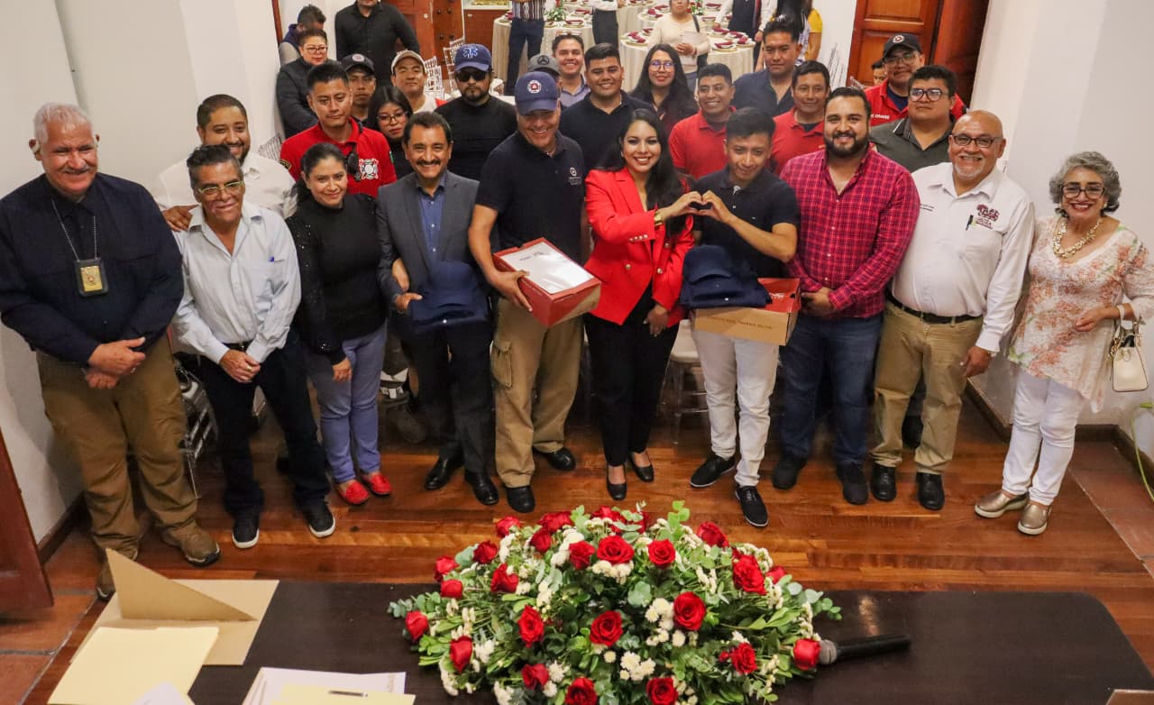 Reconoce Tonantzin Fernández a bomberos de San Pedro Cholula y zona conurbada