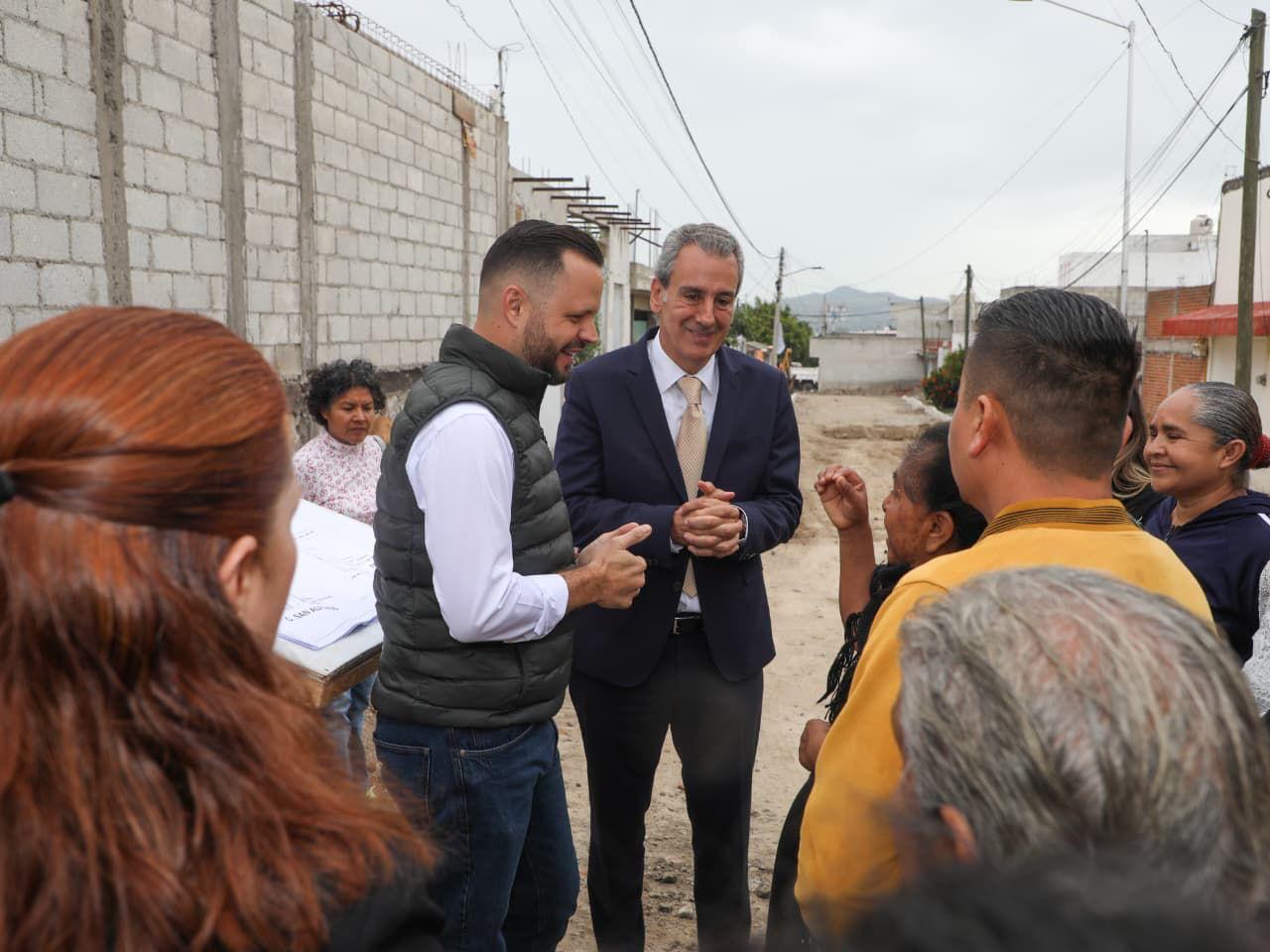 Supervisa Pepe Chedraui obras de pavimentación en San Francisco Totimehuacan