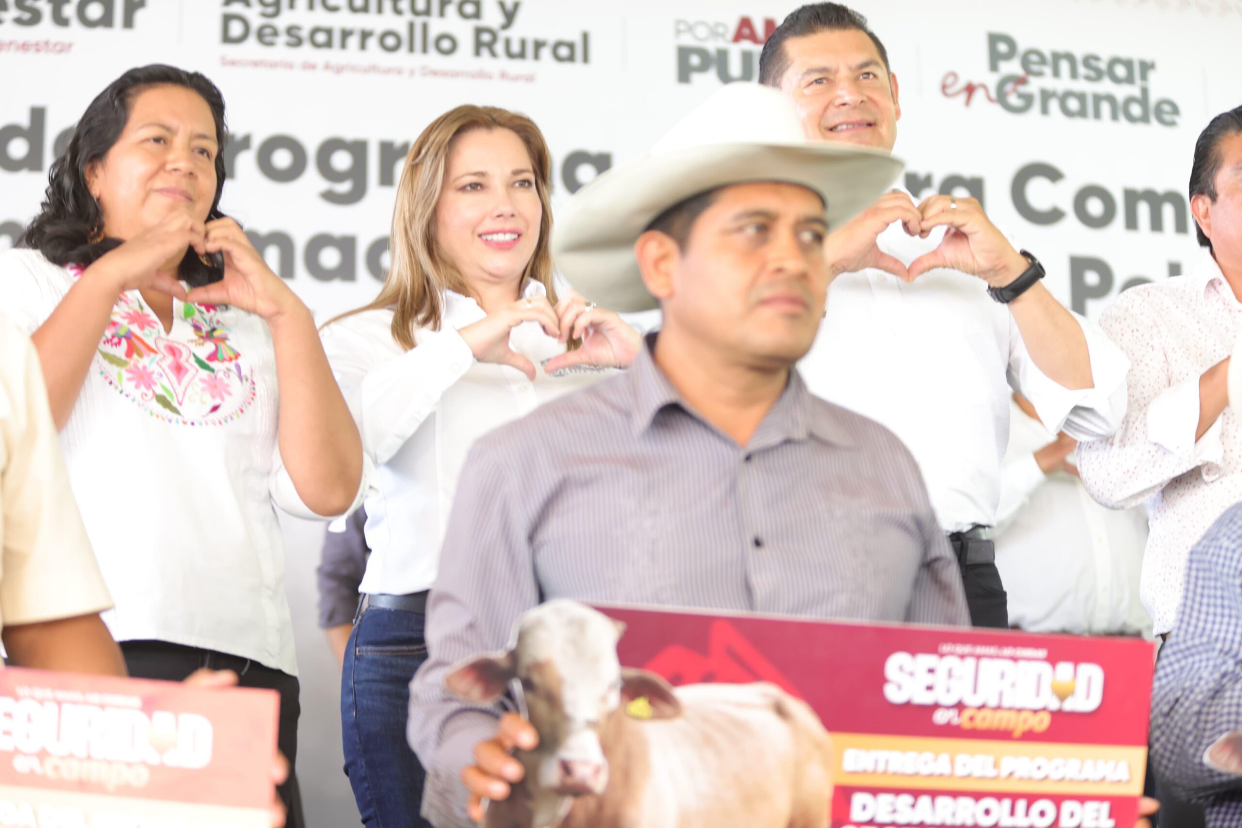 Armenta impulsa riqueza comunitaria con apoyos al campo y obras en la región de Tianguismanalco