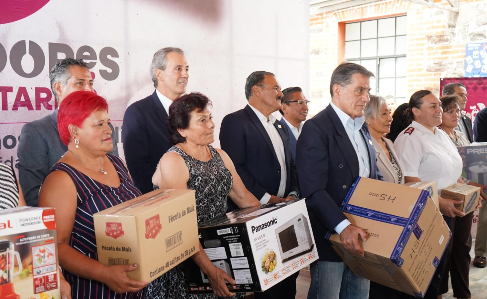 Pepe Chedraui entrega apoyos a 10 comedores comunitarios en la capital