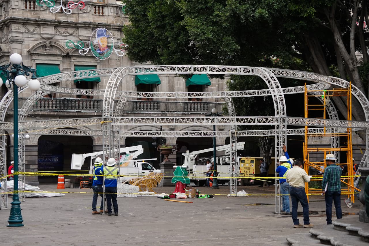 Instala Gobierno de la Ciudad adornos conmemorativos a las Fiestas Patrias