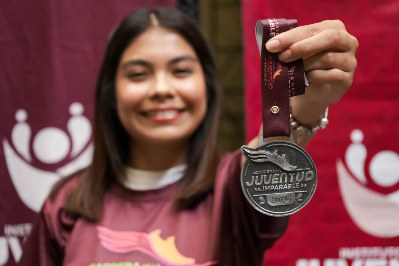 Presenta IJMP playera y medalla oficial de la Carrera “Juventud Imparable 2025”