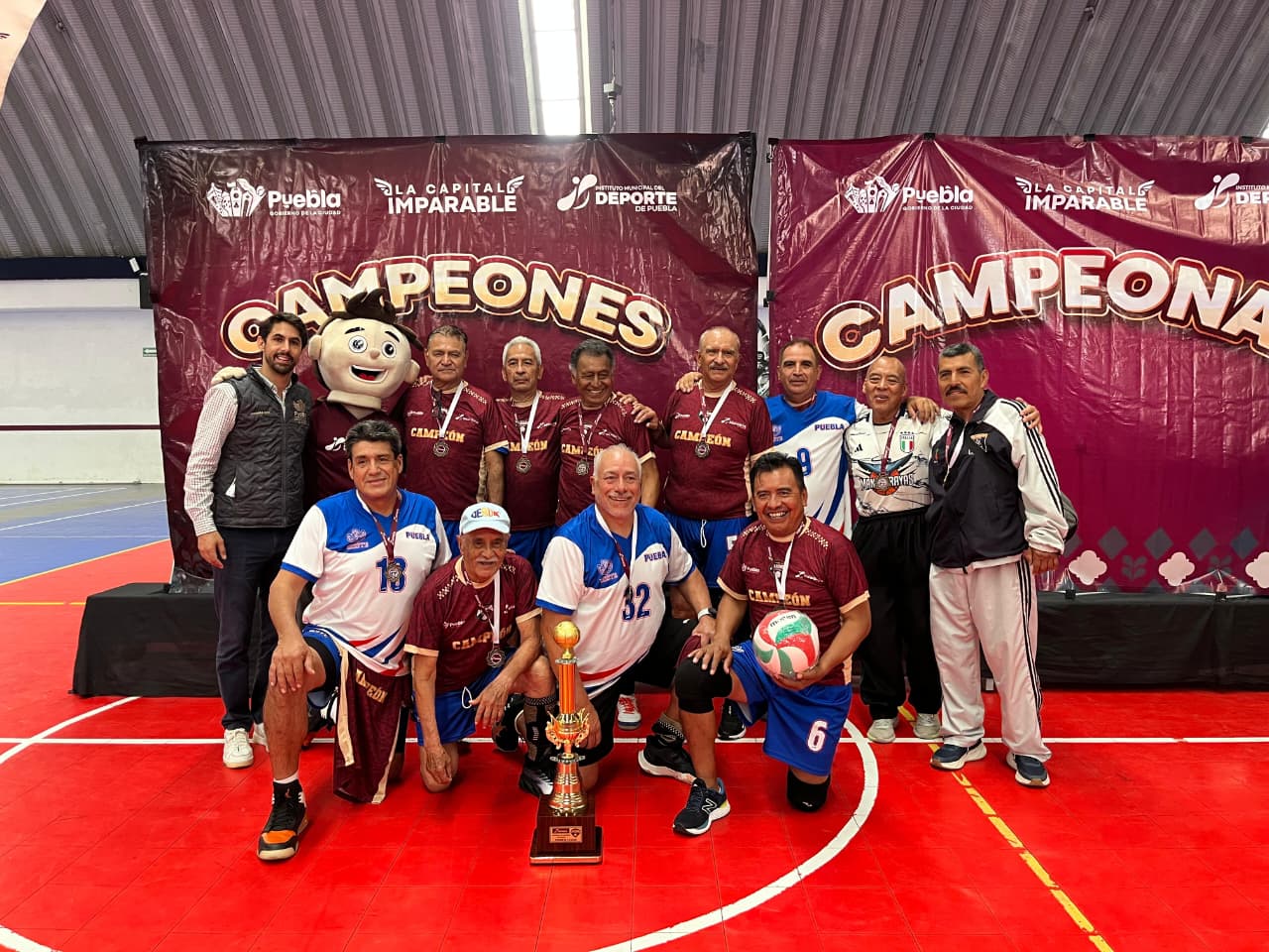Adultos mayores muestran su pasión deportiva en el Torneo de Barrios de Cachibol