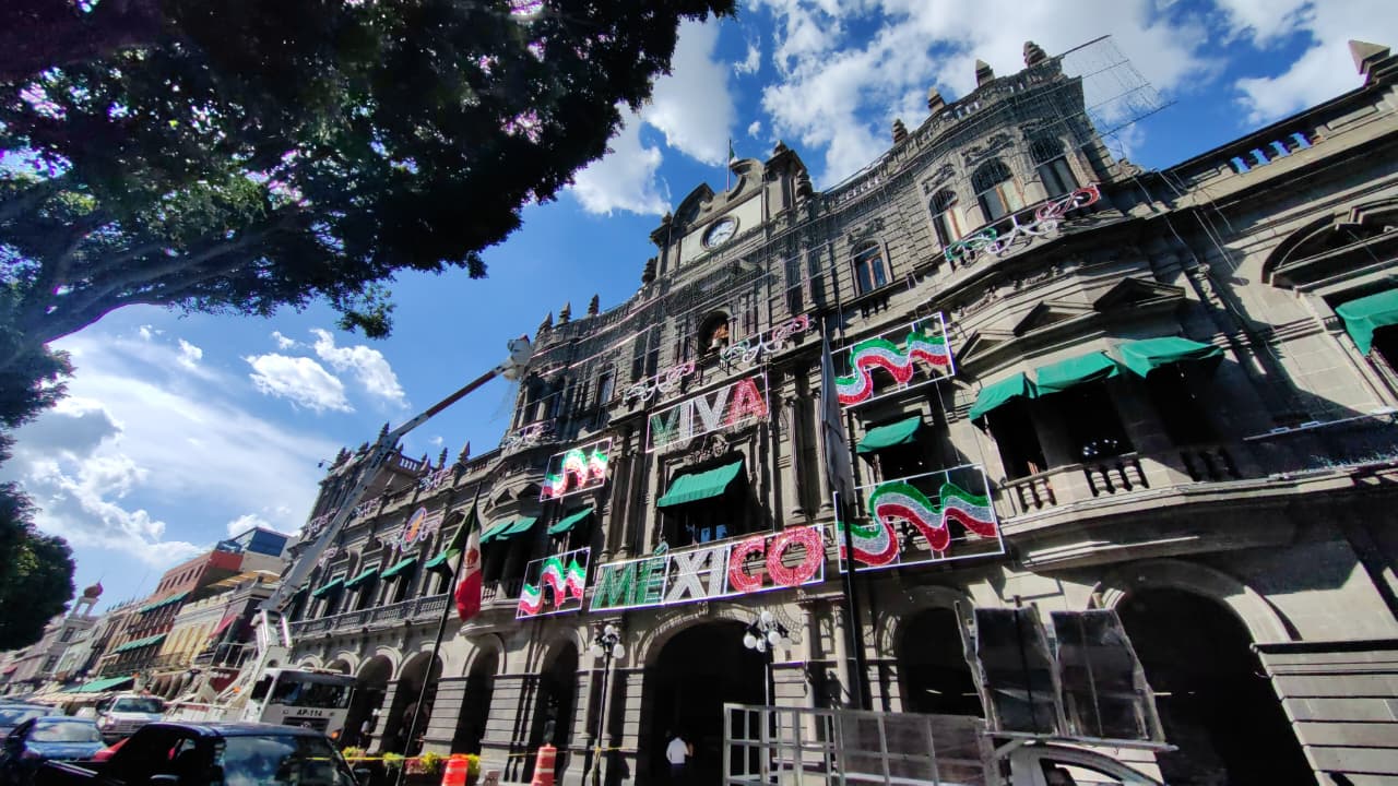 Puebla inicia instalación de adornos LED para celebrar Fiestas Patrias