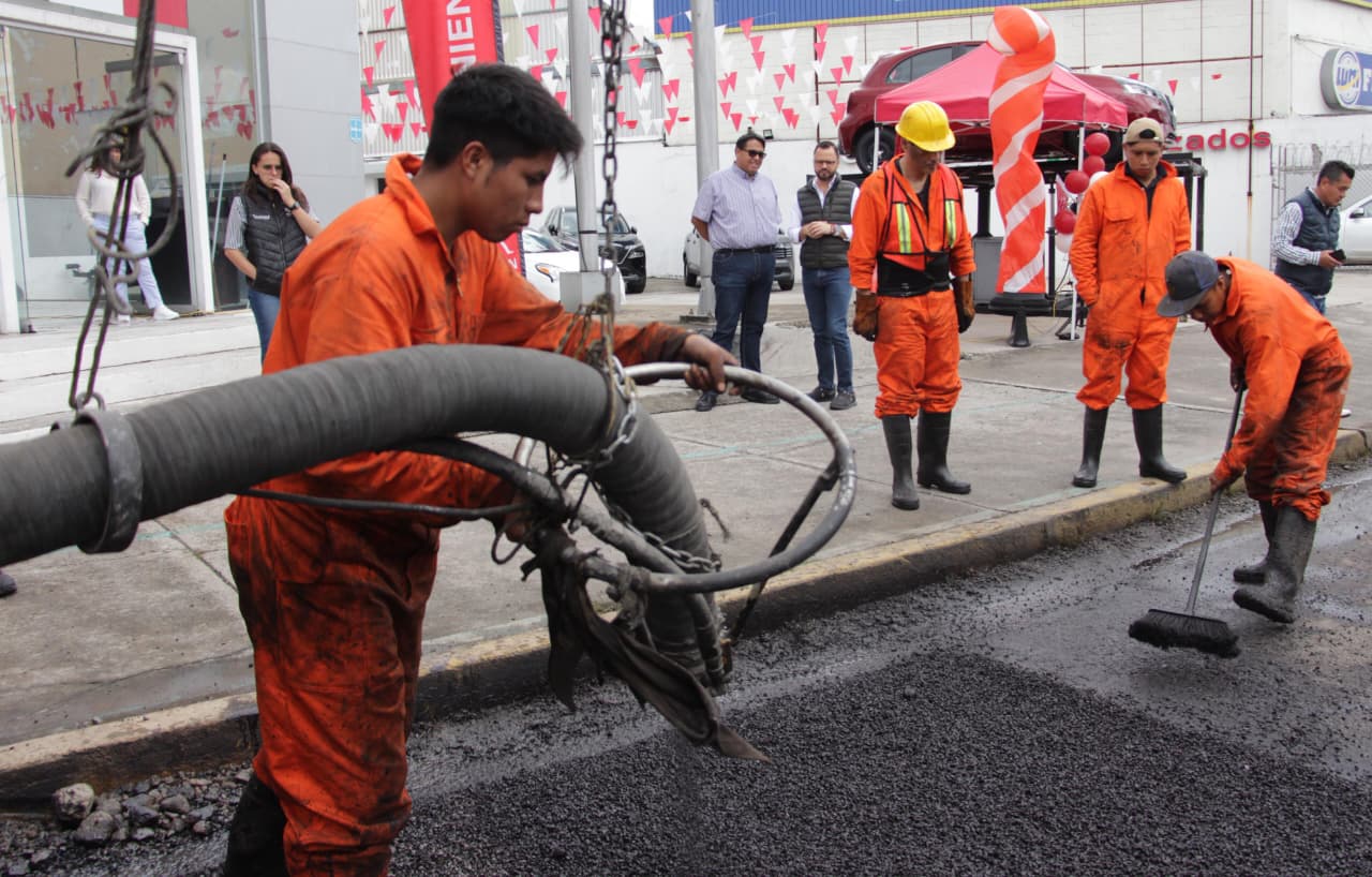 Fortalece Gobierno de la Ciudad campaña Bacheando Puebla; suma maquinaria de bacheo en frío