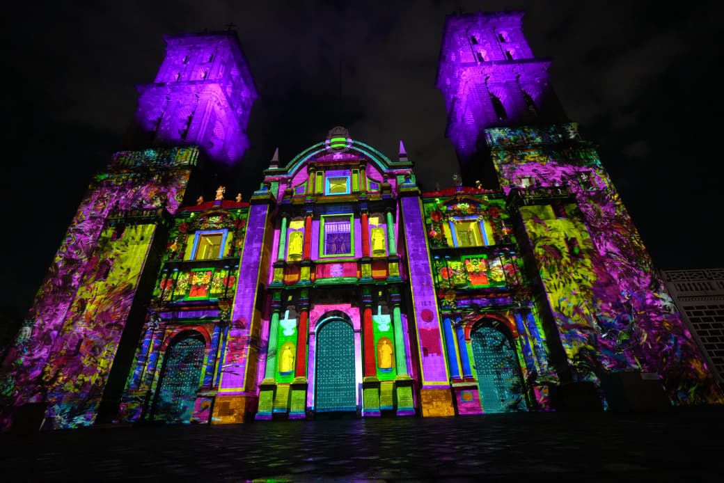 Inaugura Pepe Chedraui proyecciones del videomapping «Septiembre Brilla» en la fachada de Catedral