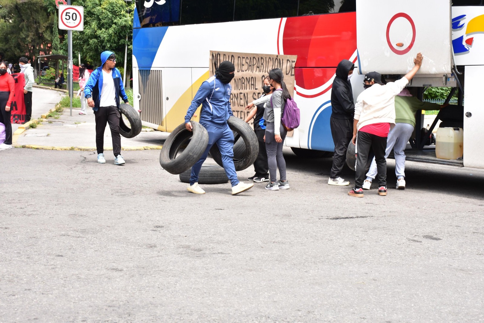 Normalistas de Teteles incendian unidad de RUTA y son detenidas al intentar huir