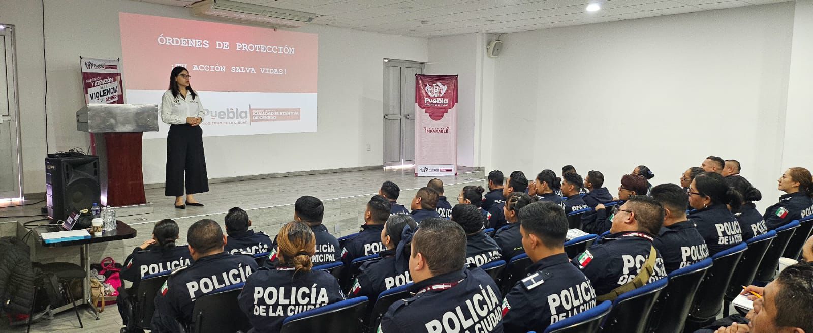 Gobierno de la Ciudad capacita a policías en órdenes de protección para mujeres y niñas