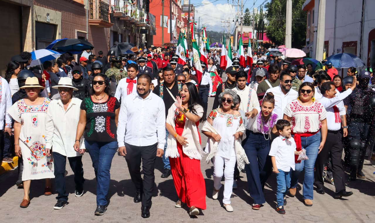 Tonantzin Fernández lidera el tradicional Desfile de Independencia en San Pedro Cholula