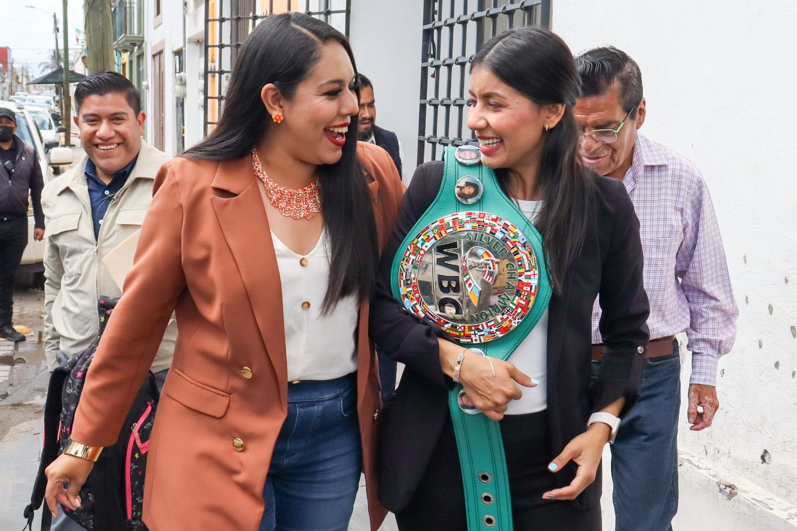 En compañía de Gaby “La Bonita” Sánchez, Tonantzin Fernández entrega becas a jóvenes deportistas y universitarios