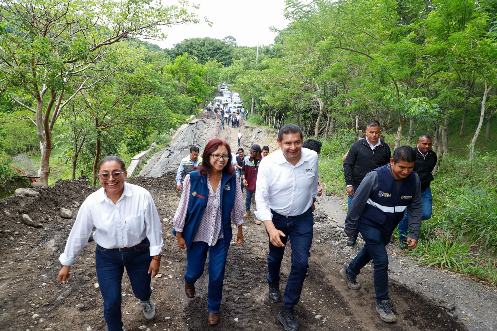 Gobierno federal y estatal reabren caminos y entregan víveres en Pantepec