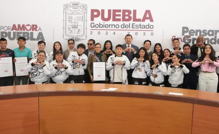 Reconocen a atletas poblanos; gobierno estatal reafirma impulso al deporte