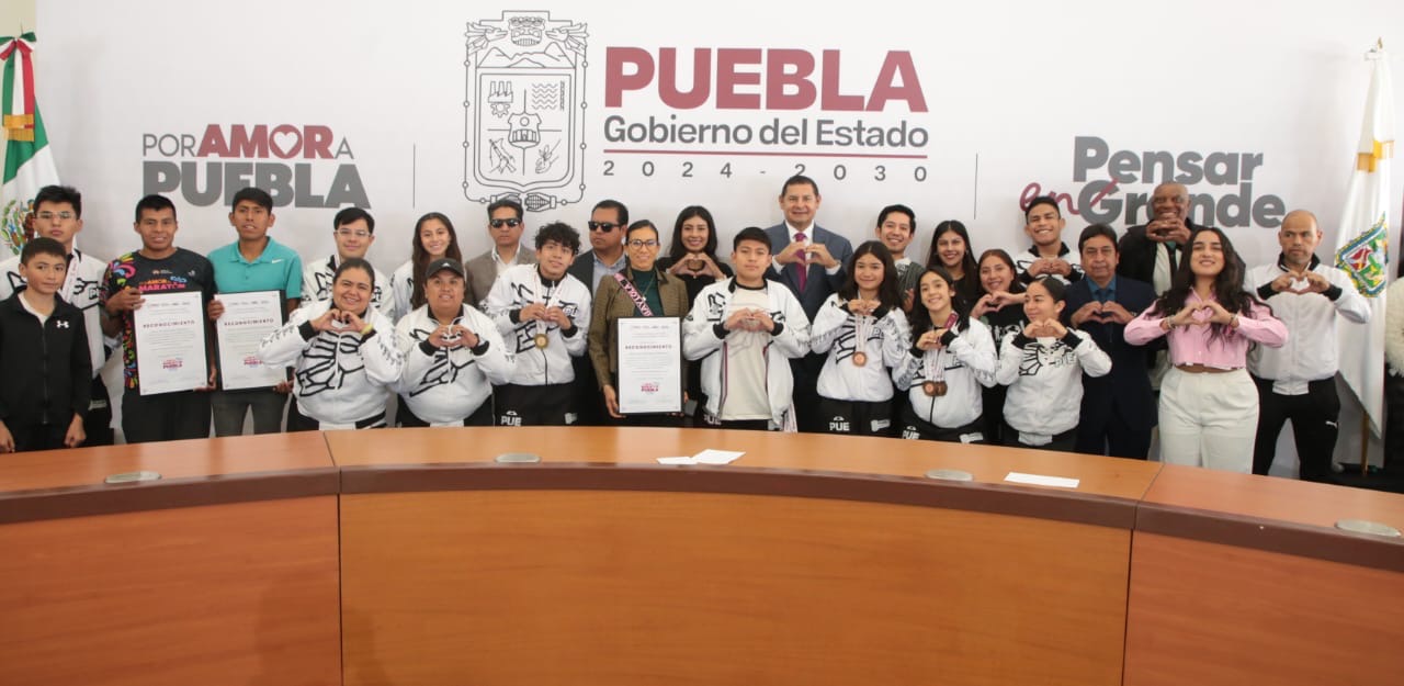 Reconocen a atletas poblanos; gobierno estatal reafirma impulso al deporte