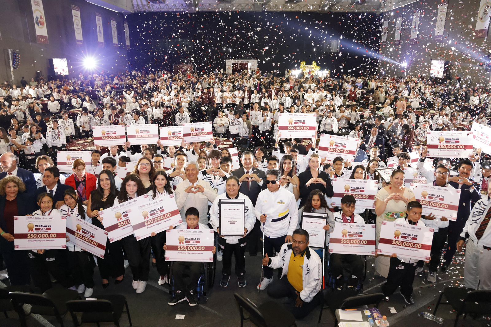 Entrega histórica de apoyos a deportistas poblanos: casi 20 mdp en premios