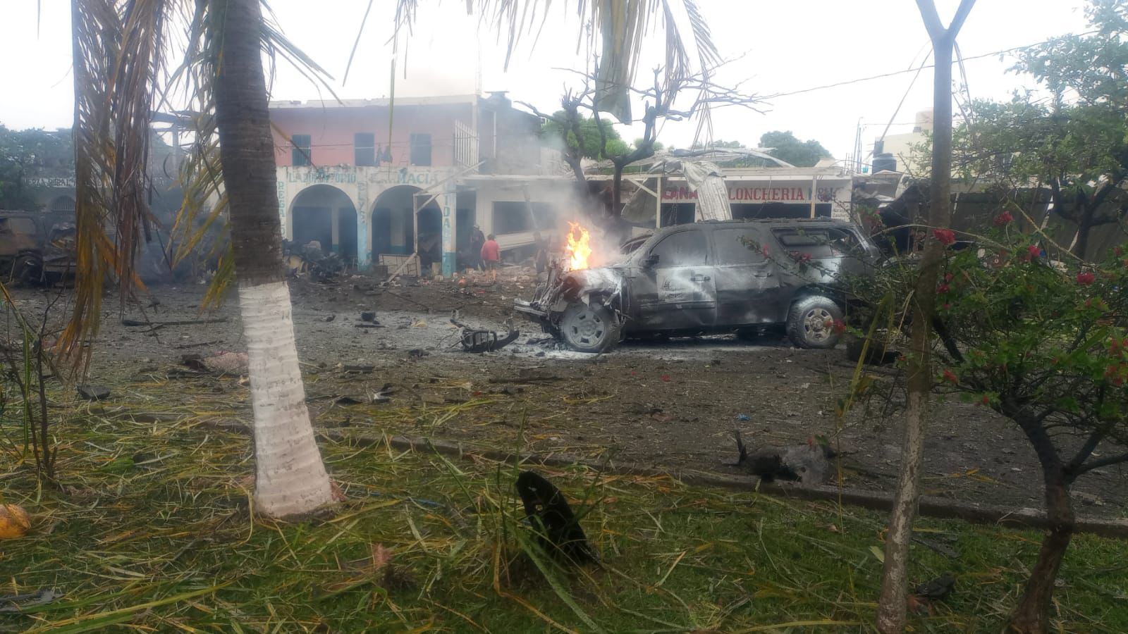 Explosión de coche bomba sacude Coahuayana: dos muertos y ocho heridos en un ataque frente a la policía comunitaria