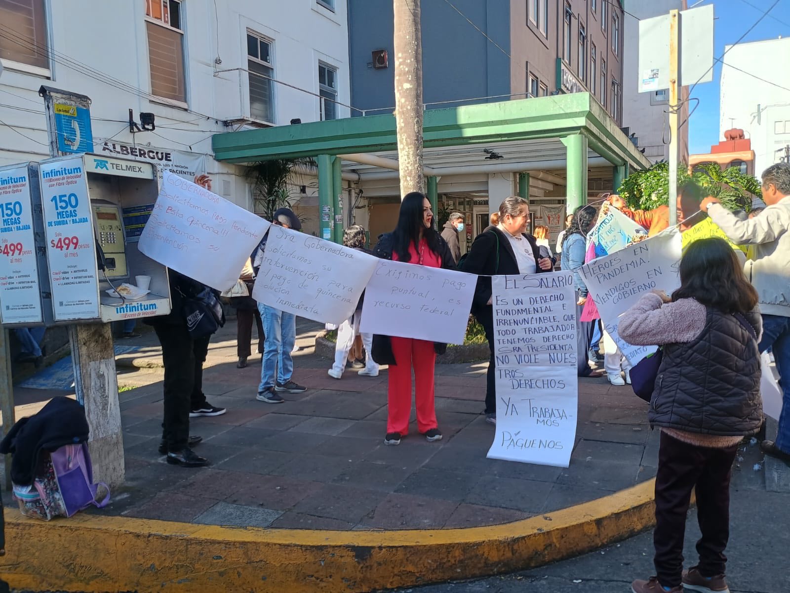 Protestan trabajadores de Salud por falta de pago quincenal en Veracruz