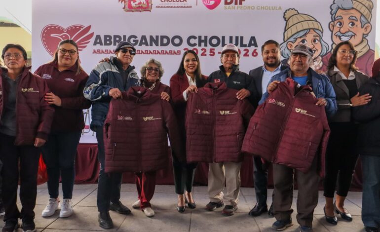 Con “Abrigando Cholula”, Tonantzin Fernández entrega 1,500 chamarras a adultos mayores
