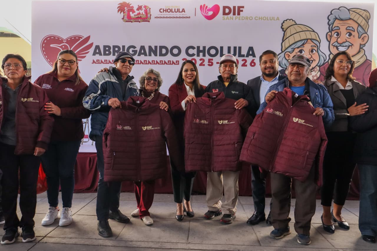 Con “Abrigando Cholula”, Tonantzin Fernández entrega 1,500 chamarras a adultos mayores
