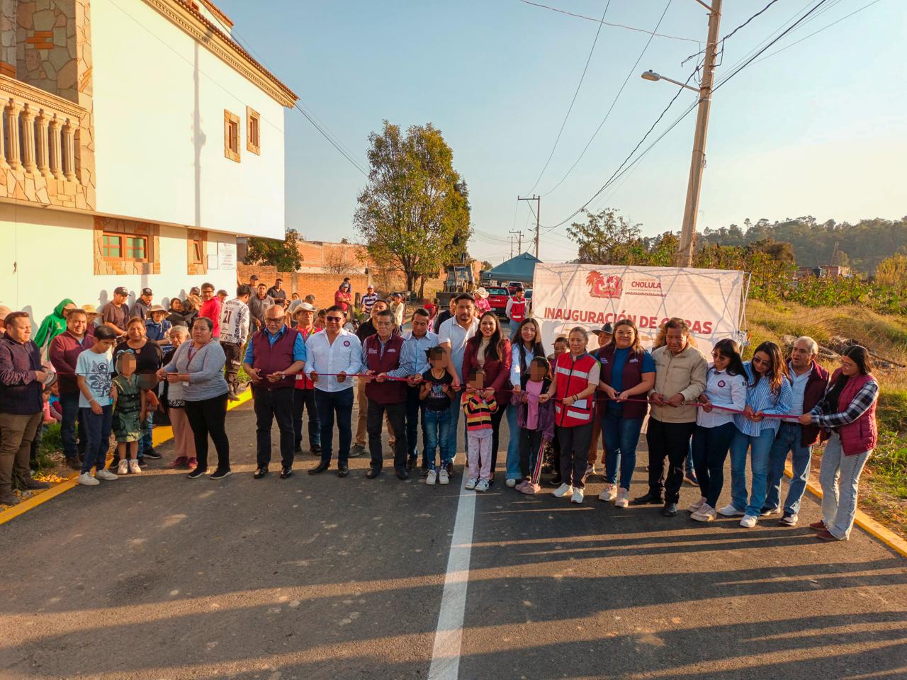 Después de 15 años, pavimentan calle en San Diego Cuachayotla