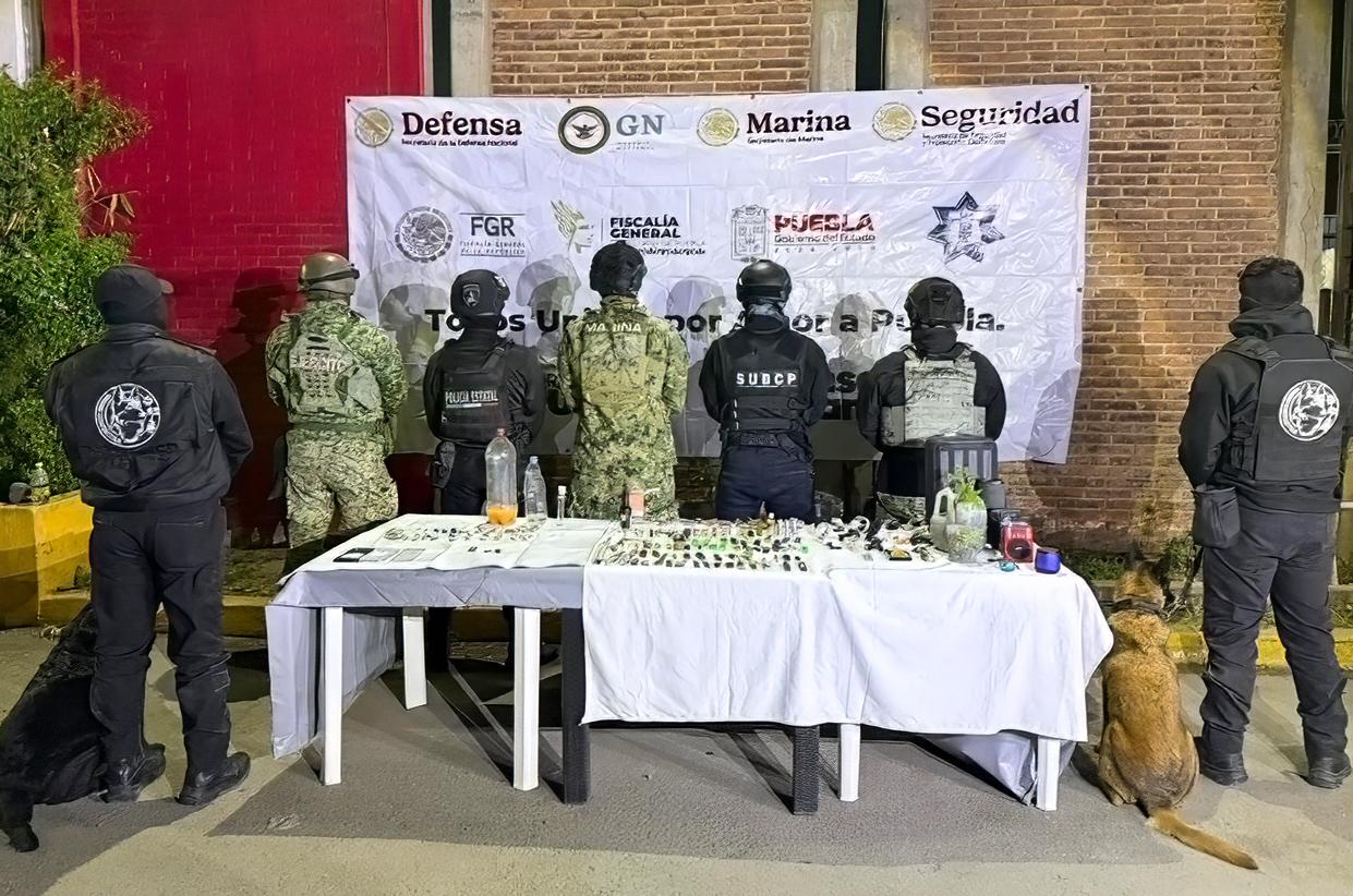 Realizan revisión interinstitucional en penal de Puebla; aseguran armas, drogas y celulares