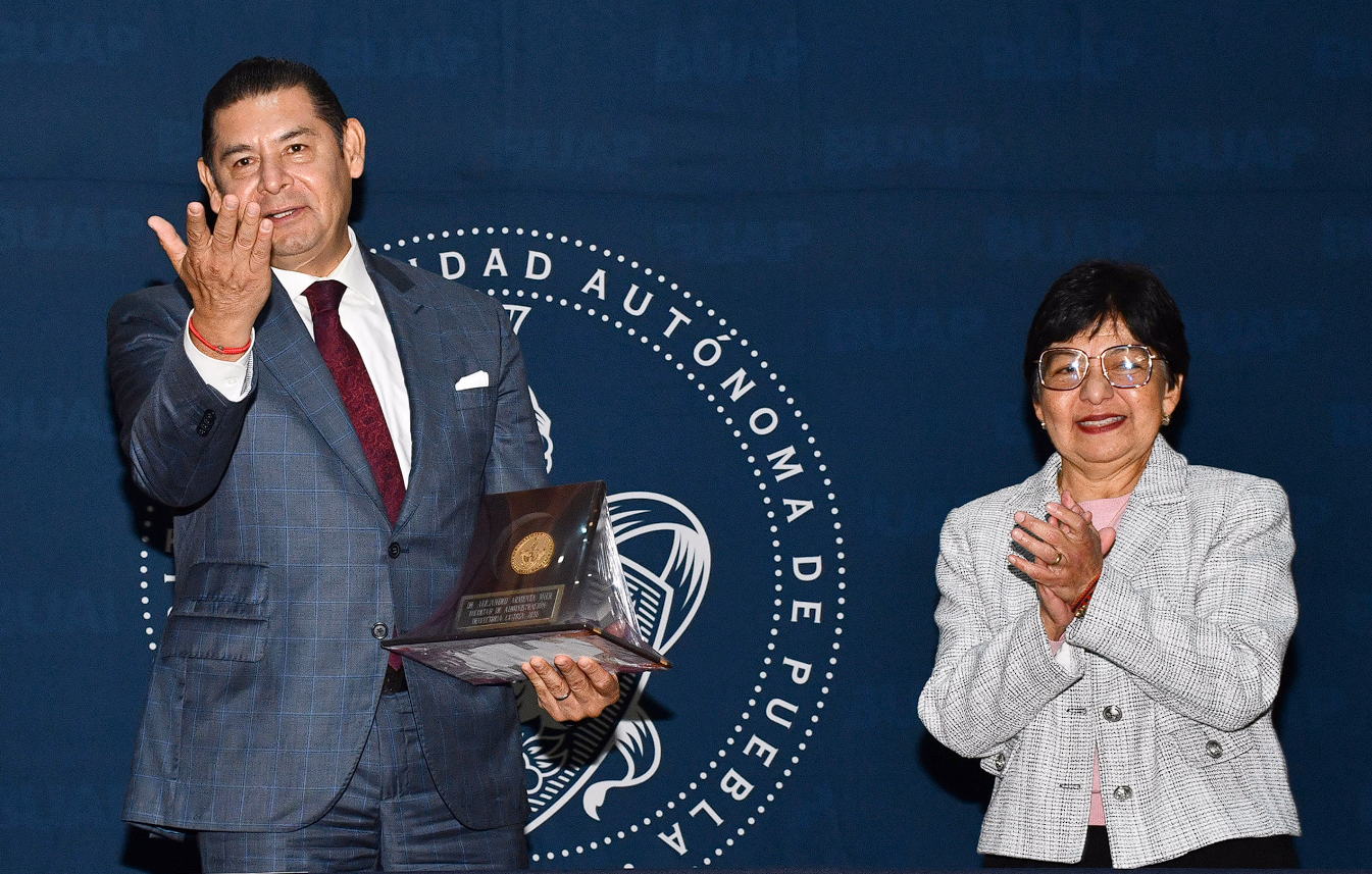 Rectora Lilia Cedillo reconoce a Alejandro Armenta en el 67 aniversario de la Facultad de Administración de la BUAP