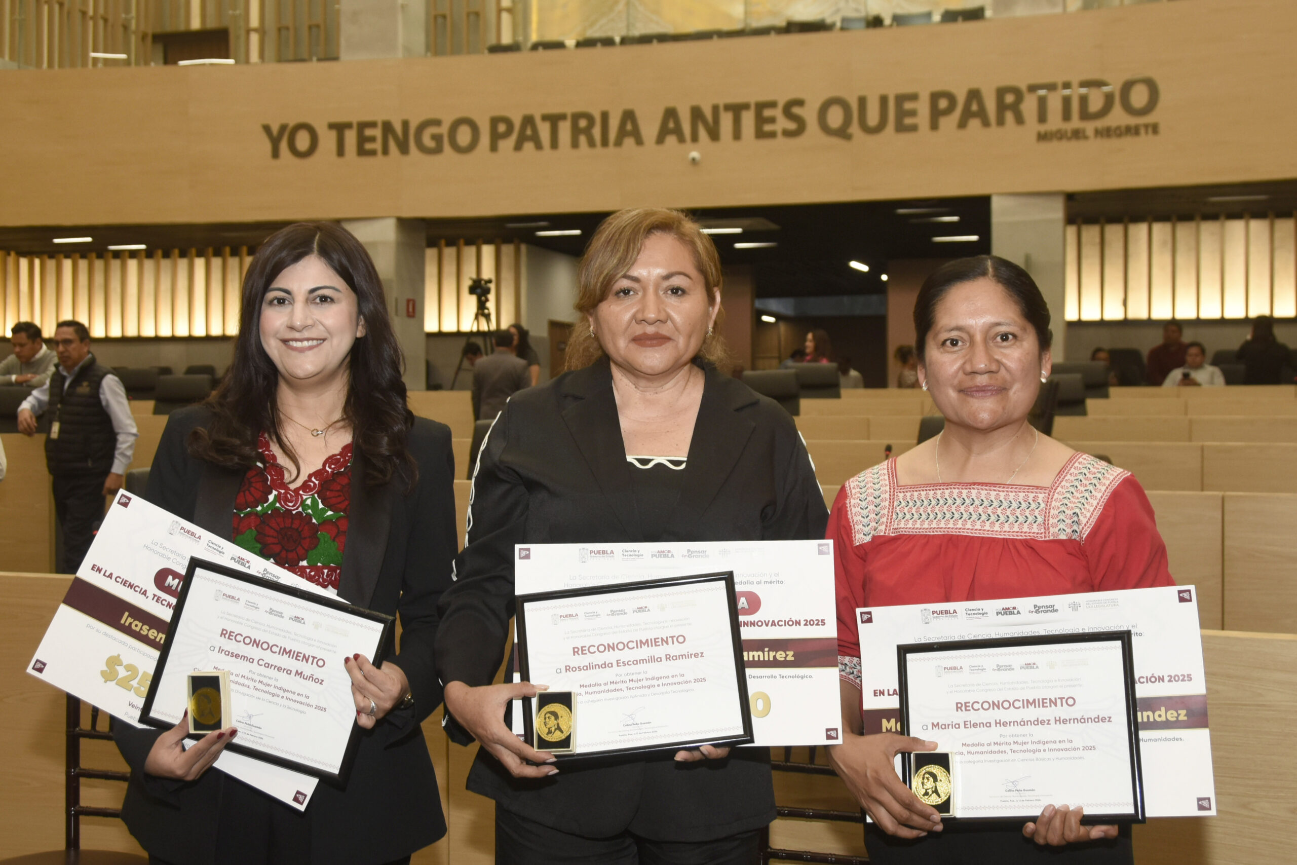 Académica de la BUAP recibe Medalla al Mérito Mujer Indígena 2025
