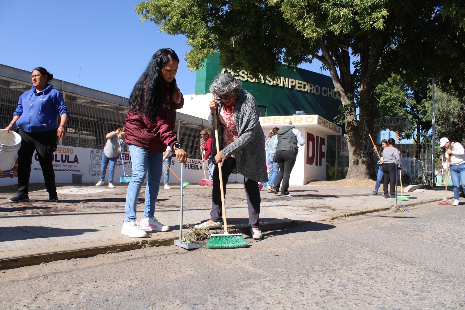 Encabeza Lupita Fernández faena comunitaria para mejorar imagen urbana en San Pedro Cholula