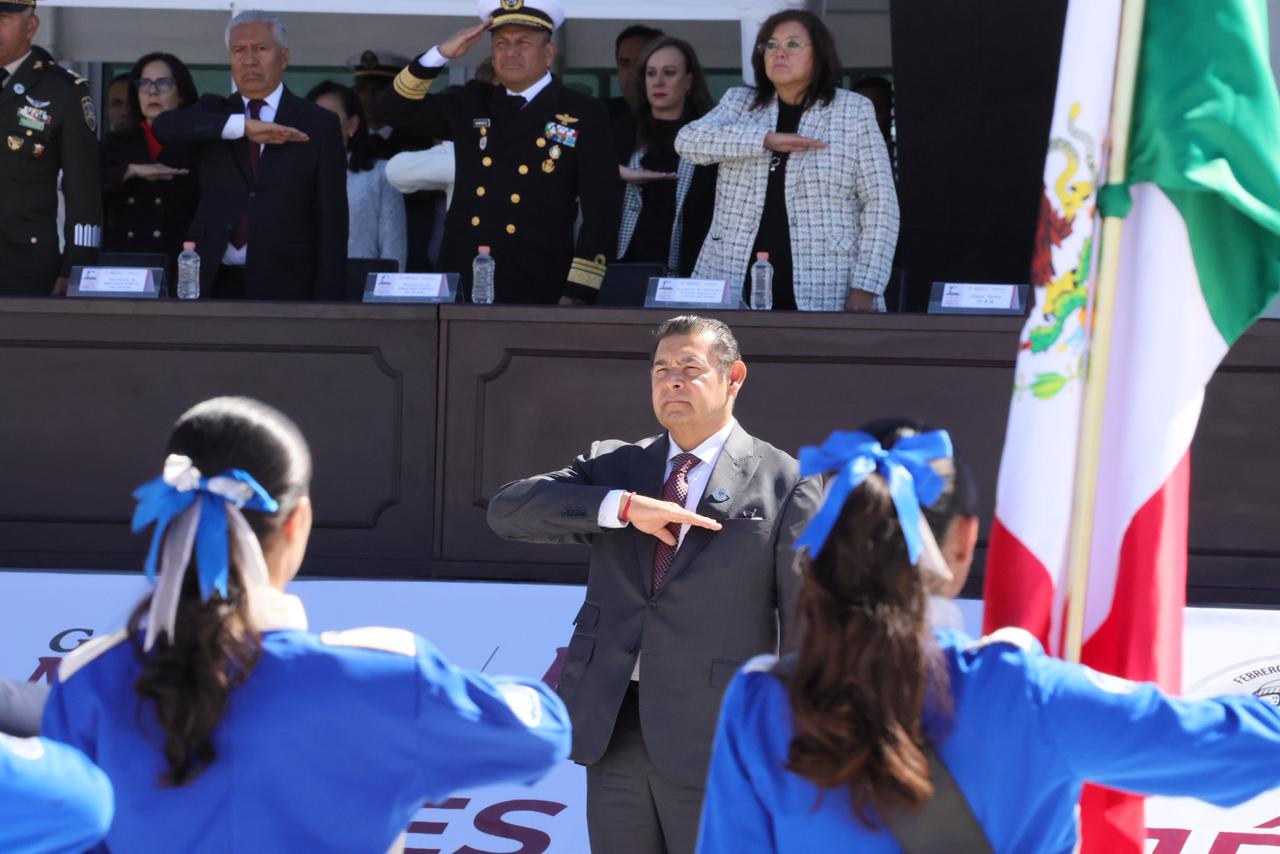 “El Estado no se arrodilla”: Armenta reivindica a las Fuerzas Armadas en el Día de la Bandera