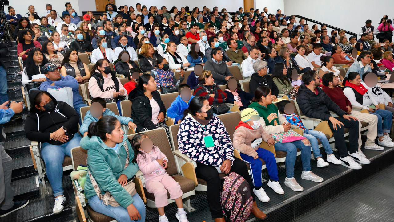 Niñas y niños poblanos escuchan por primera vez tras recibir implantes auditivos