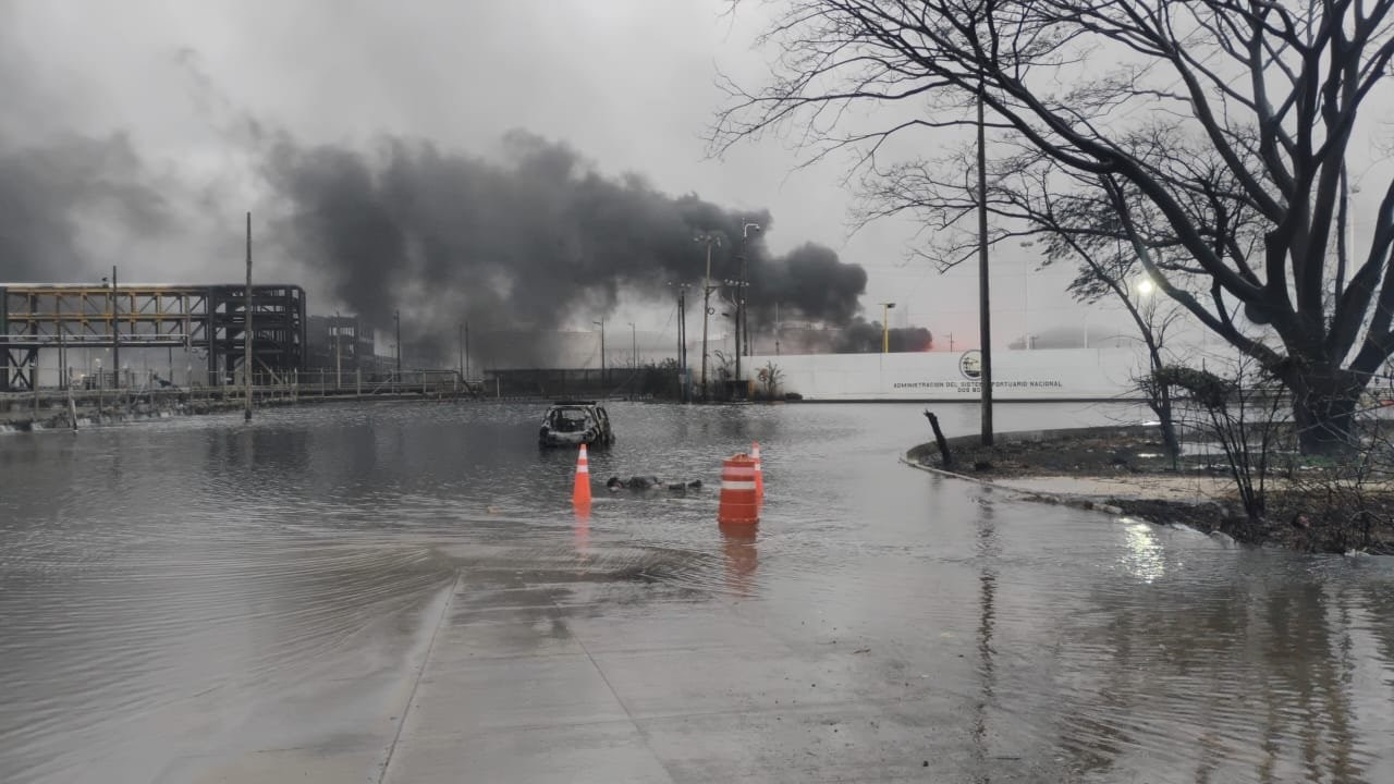 Tragedia en Dos Bocas: 5 muertos tras incendio por derrame aceitoso en refinería (videos)