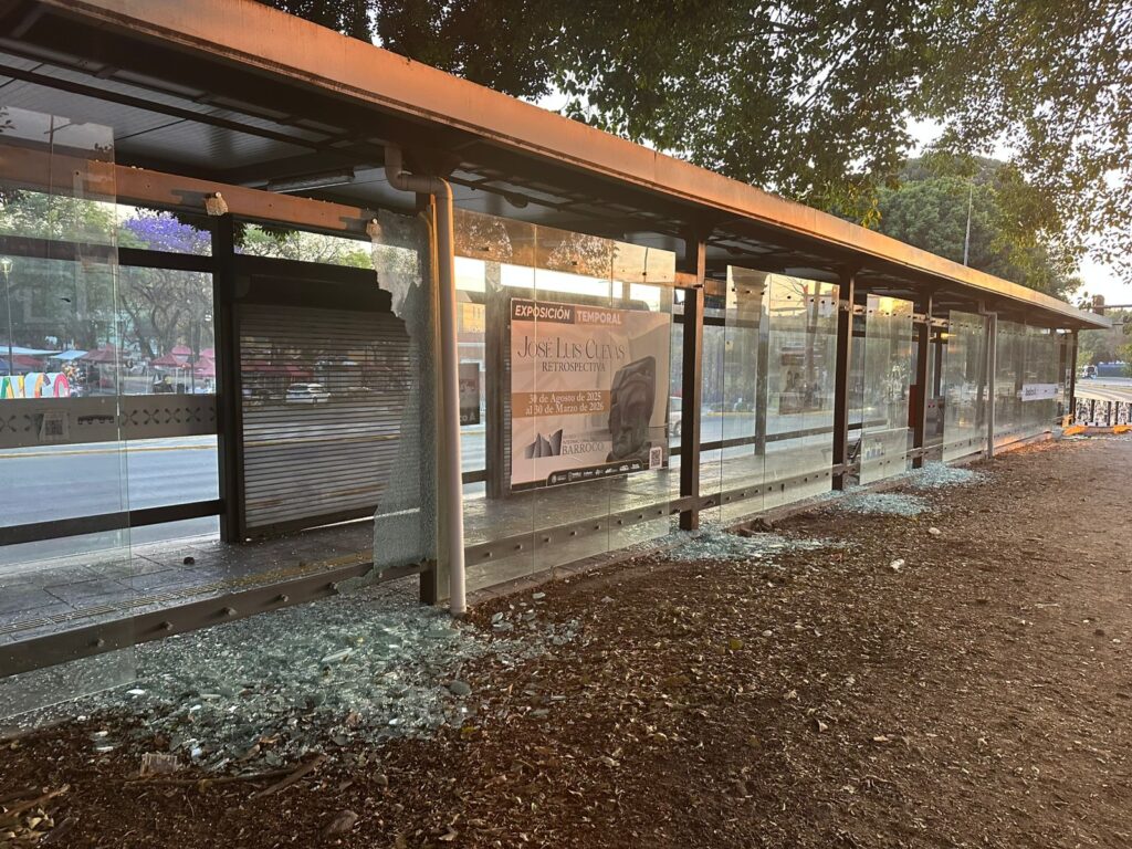 destrozos en paradero de ruta 2 - AG Medios Noticias de Puebla