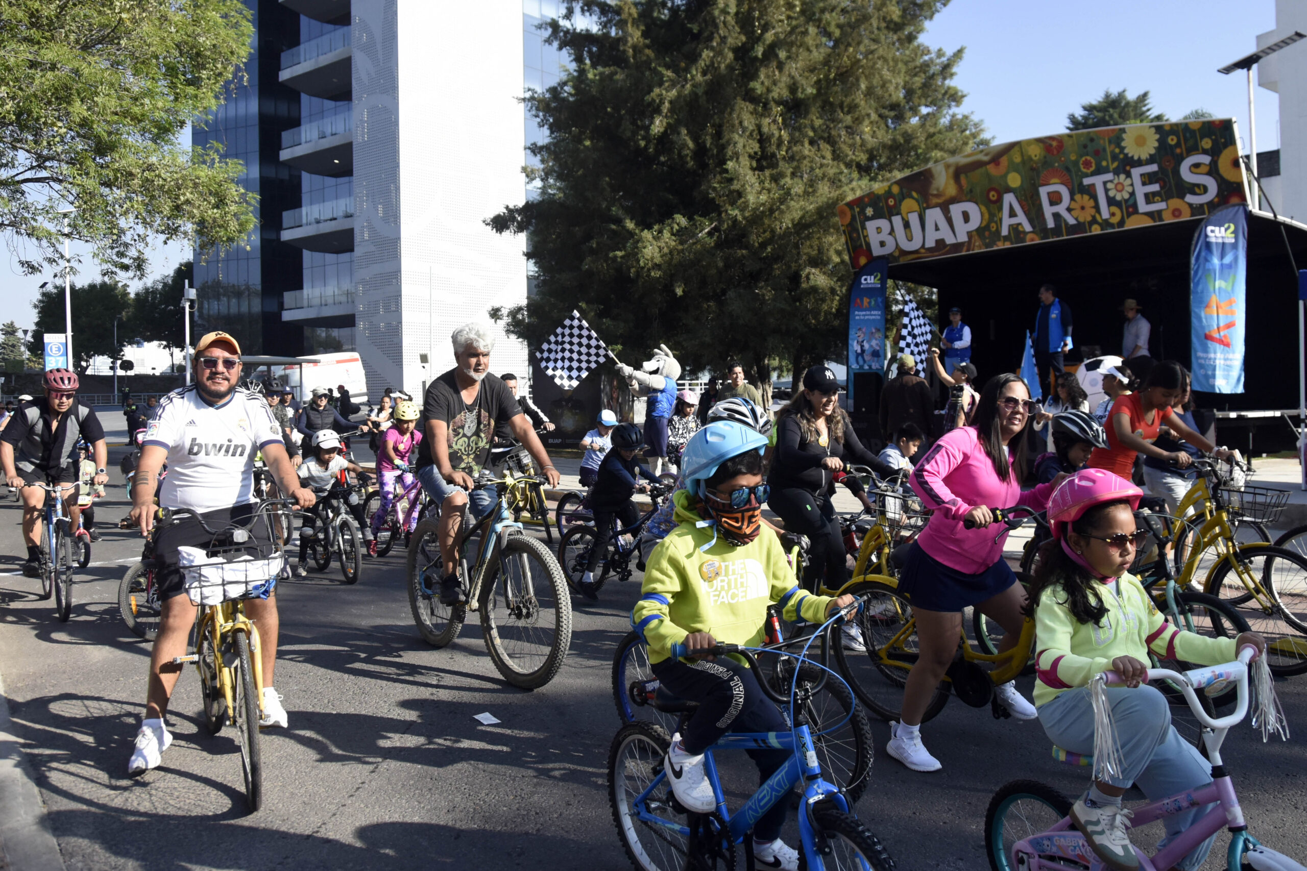 BUAP celebra a la niñez con rodada universitaria en CU