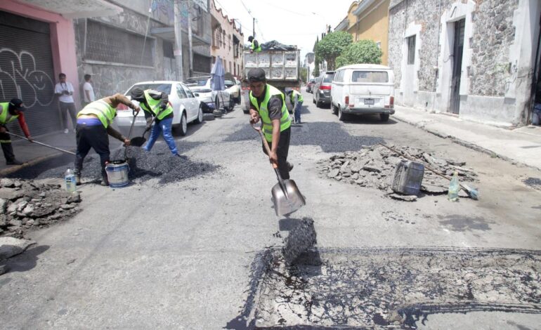 Intensifica Gobierno de Pepe Chedraui trabajos de bacheo en el Barrio El Refugio