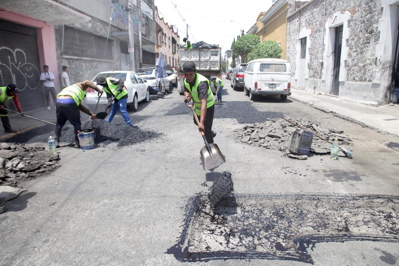 Intensifica Gobierno de Pepe Chedraui trabajos de bacheo en el Barrio El Refugio