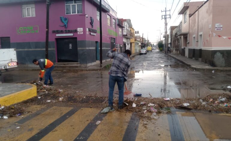 Lluvia exhibe basura: Cholula destapa drenajes y urgencias