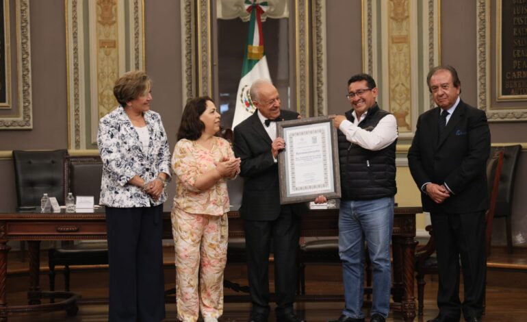 Motores que cuentan historia: Congreso de Puebla reconoce a impulsor del Museo del Automóvil