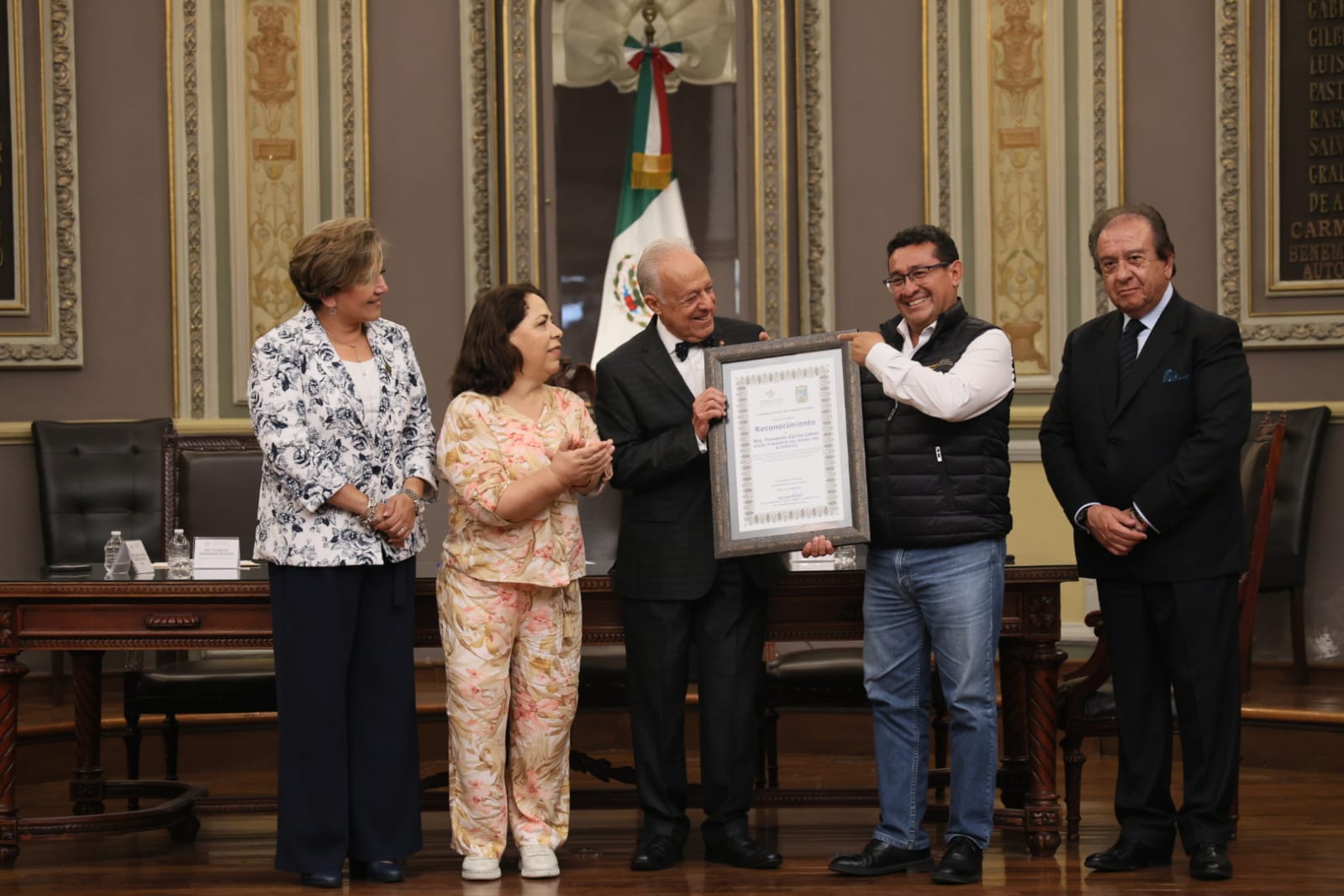 Motores que cuentan historia: Congreso de Puebla reconoce a impulsor del Museo del Automóvil