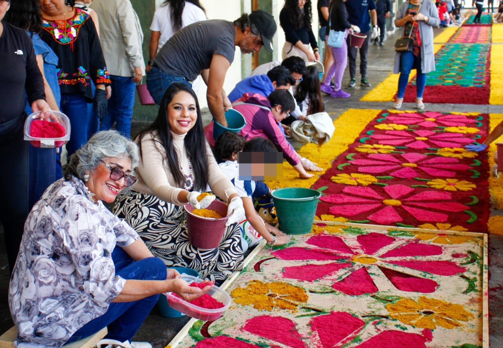 Aserrín y tradición: Cholula tiende alfombra para el Viernes Santo