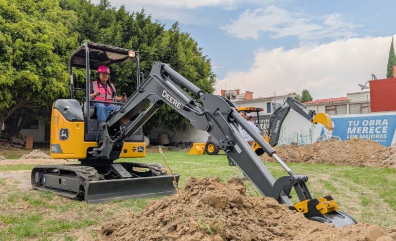 Mujeres toman el control: CMIC Puebla abre cabina a operadoras de maquinaria pesada