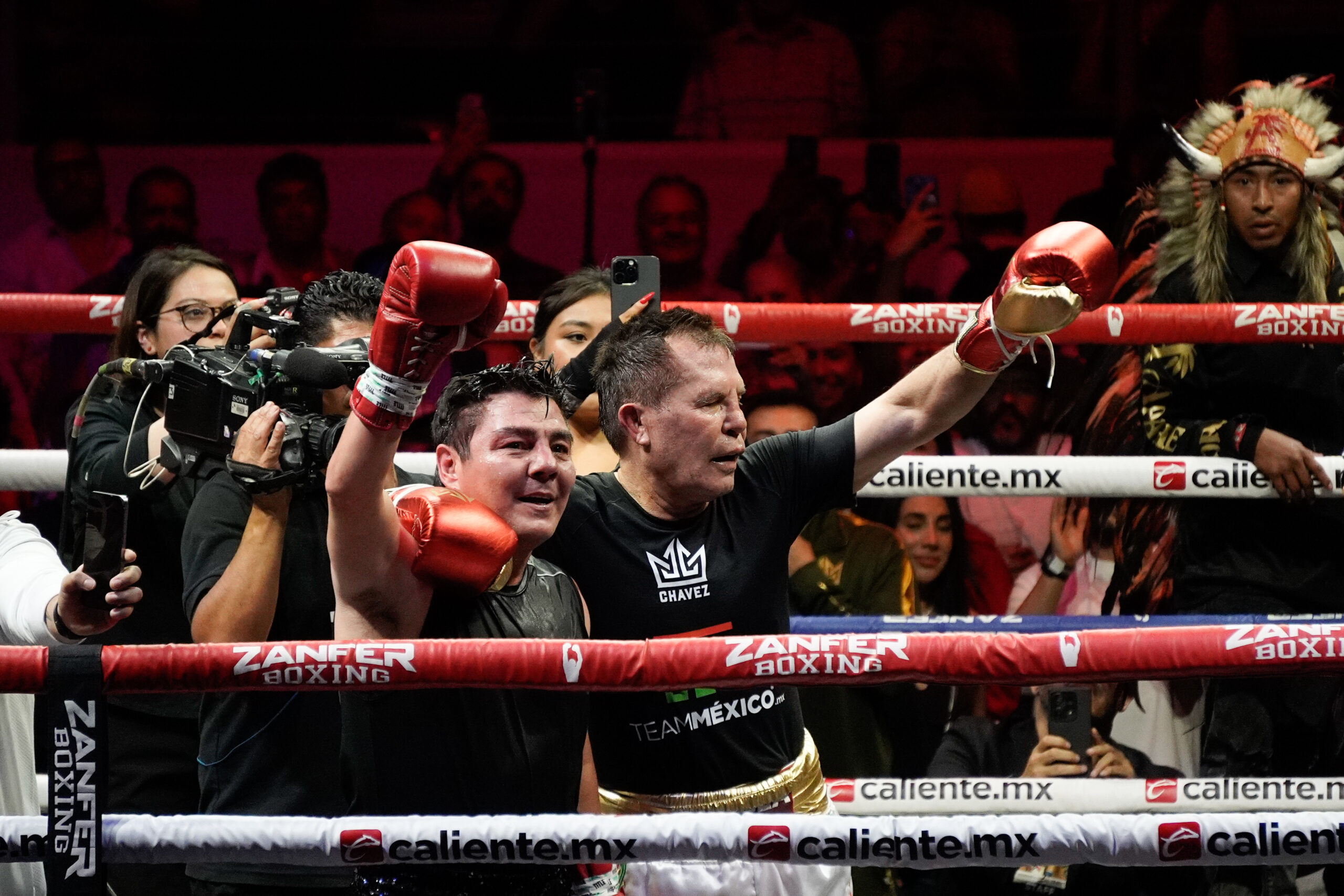Chávez y “Travieso” reviven la gloria del boxeo en Puebla con pelea llena de nostalgia y golpes