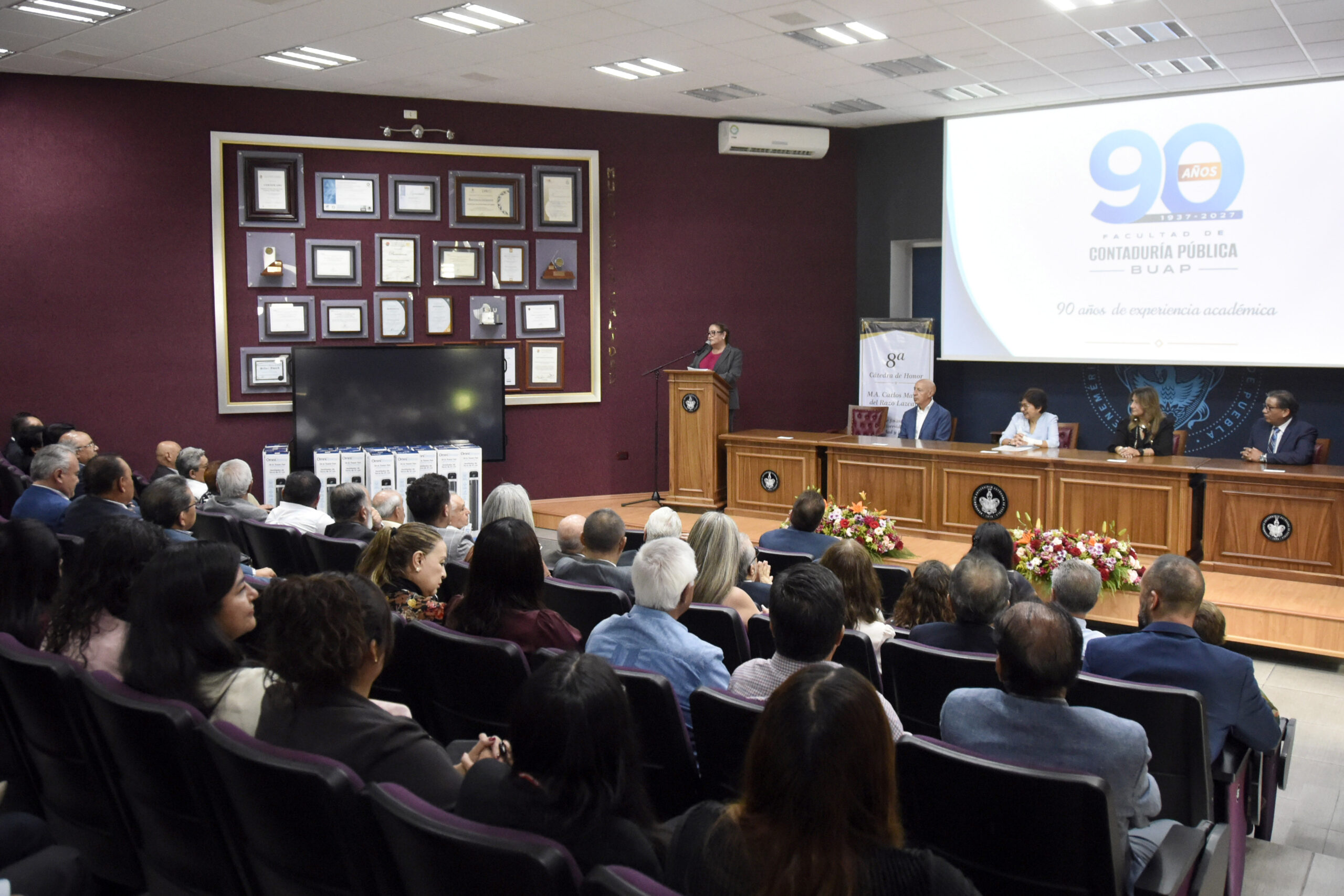 Lilia Cedillo reconoce a contadores de la BUAP y presume cuentas claras en la universidad