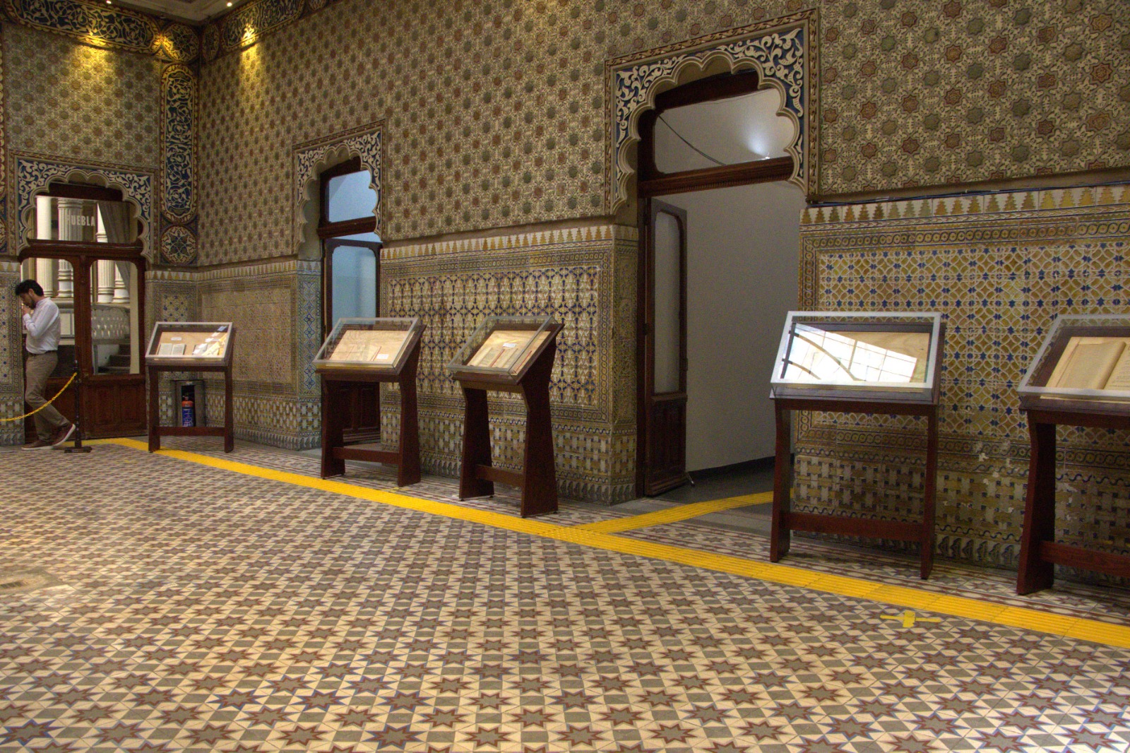 Exhiben documentos históricos del Poder Legislativo poblano en la antigua sede del Congreso 